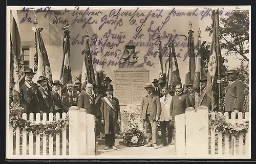 AK Breitenberg /Neuweiler, Einweihung des Kriegerdenkmals, Honoratioren mit Fahnen