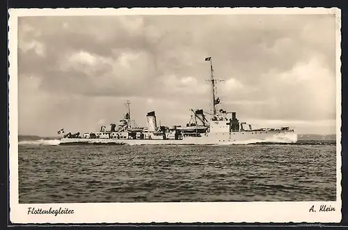 AK Flottenbegleiter der Kriegsmarine in voller Fahrt