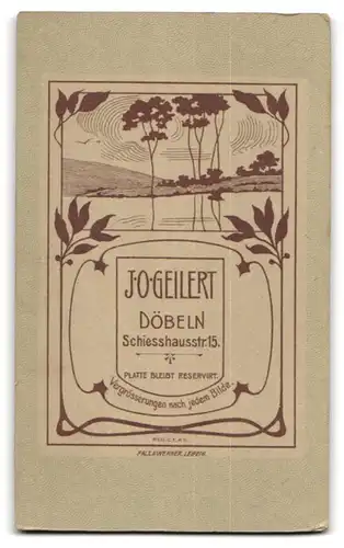Fotografie J. O. Geilert, Döbeln, junge Dame im schicken weissen Kleid nebst Jugendstil Stuhl