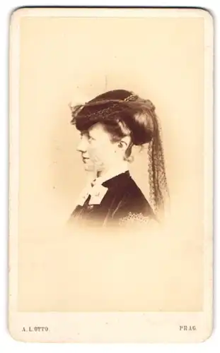 Fotografie A. L. Otto, Prag, hübsche junge Tschechin im dunklen Samtkleid mit Hut, im Seitenprofil