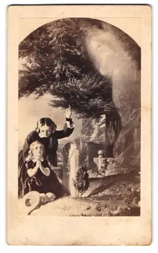 Fotografie unbekannter Fotograf und Ort, Gemälde: Elterngrab, zwei kleine Mädchen am Grab ihrer Mutter, Ghost