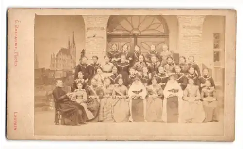 Fotografie C. Bretagne, Louvain, Ansicht Louvain, Gruppenfoto einer Mädchenschule mit Pfarrer und Nonne