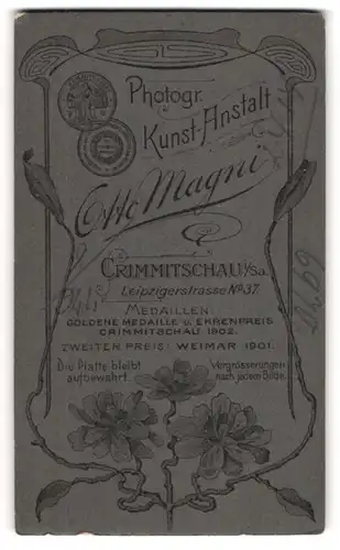 Fotografie Otto Magni, Crimmitschau i. Sa., Leipzigerstr. 37, blühnde Blumen umranken Anschrift des Ateliers, Jugendstil