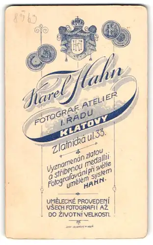 Fotografie Karel Hahn, Klatovy, Zlatnicka ul. 33, königliches Wappen mit Monogramm des Fotografen über Anschrift