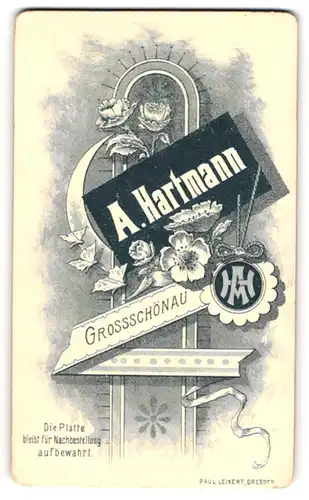 Fotografie A. Hartmann, Grossschönau, Monogramm des Fotografen als Anhänger nebst Visitenkarte