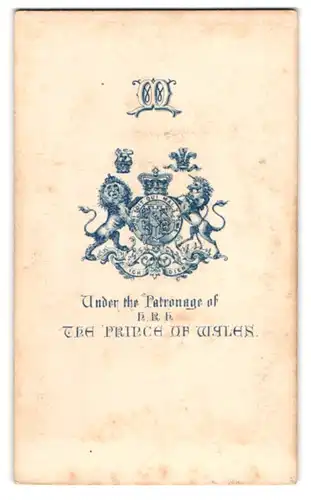 Fotografie Mayland, Cambridge, königliches Wappen Grossbritannien mit Monogramm des Fotografen