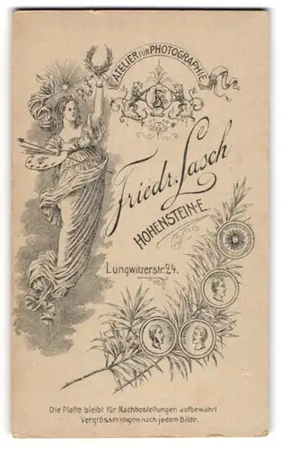 Fotografie Friedr. Lasch, Hohenstein-Ernstthal, Lungwitzerstr. 24, Künstlerin mit Malpalette und Lorbeerkranz, Wappen