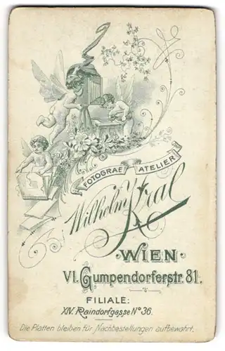 Fotografie Wilhelm Kral, Wien, Gumpendorferstr. 81, drei kleine Feen bedienen eine Plattenkamera