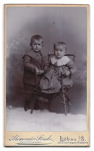 Fotografie Alex. Strube, Löbau i. S., Frau mit Lupe und Fotografie im Jugendstil