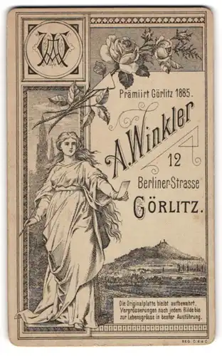 Fotografie A. Winkler, Görlitz, Berliner-Str. 12, Monogramm des Fotografen, junge Frau bestrachtet Fotografie