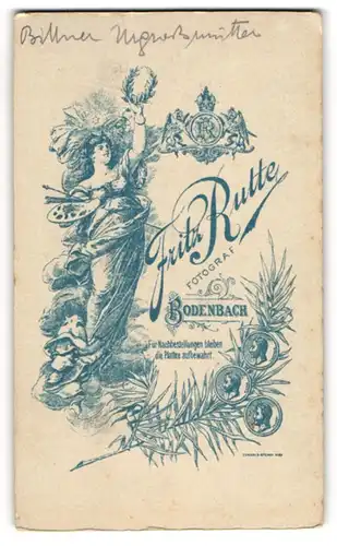 Fotografie Fritz Rutte, Bodenbach, Künstlerin streckt Lorbeerkranz emport