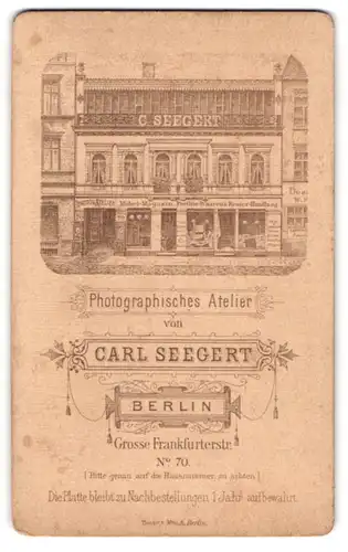 Fotografie Carl Seegert, Berlin, Grosse Frankfurterstr. 70, das Atelier in der Frontansicht mit Aufschrift