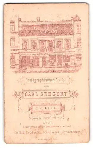 Fotografie Carl Seegert, Berlin, Grosse Frankfurterstr. 70, Ateliersansicht mit Werbeaufschrift