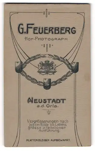 Fotografie G. Feuerberg, Neustadt a. d. Orla, königliches Wappen in verzierter Umrandung
