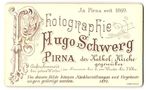 Fotografie Hugo Schwerg, Pirna, Anschrift des Ateliers in verschiedenen Schrifttypen