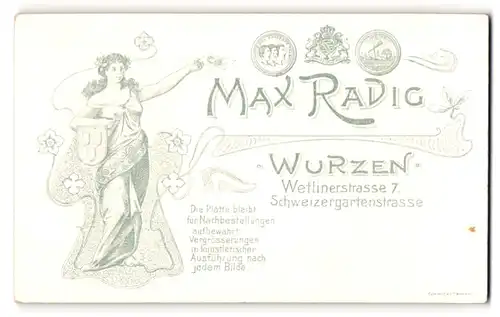 Fotografie Max Radig, Wurzen, Wettinerstr. 7, Frau mit Wappenschild hält Fotografie in der Hand, kgl. Wappen