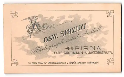 Fotografie Osw. Schmidt, Pirna a. d. Elbe, Greif mit Wappenschild samt Monogramm des Fotografen