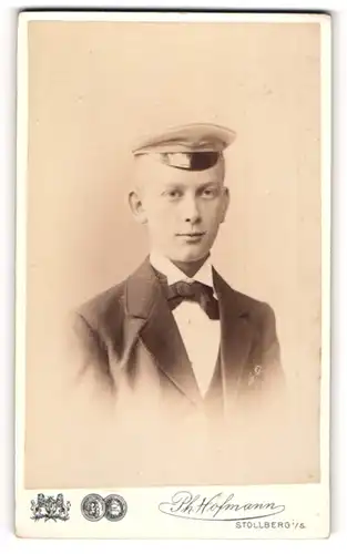 Fotografie Ph. Hofmann, Stollberg i. S., junger Student im Anzug mit Schirmmütze und Fliege