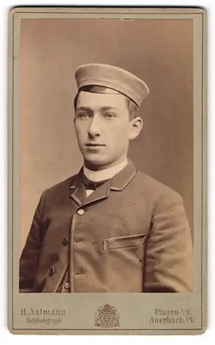 Fotografie H. Axtmann, Plauen i. V., junger Student im Anzug mit Tellermütze, 1889