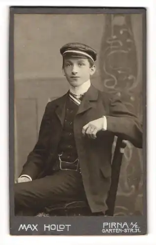 Fotografie Max Holdt, Pirna a. E., junger Student Albrecht Peters im Anzug mit Couleur, 1908