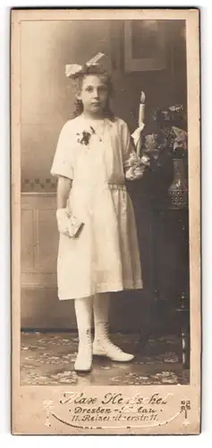Fotografie Max Hentschel, Dresden, junges Mädchen im Kommunionskleid mit Kerze