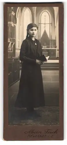 Fotografie Alwin Teich, Neustadt i. S., junges Mädchen zur Erstkommunion vor einer Studiokulisse