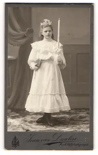 Fotografie Jean Van Daalen, Gmünd, junges Mädchen mit langer Kerze im schneeweissen Kommunionskleid