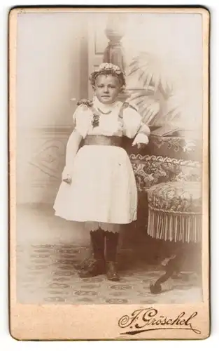 Fotografie Franz Gröschel, Rumburg, niedliches kleines Mädchen im weissen Kleid zur Erstkommunion