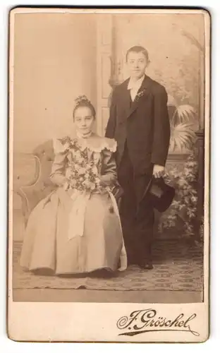 Fotografie F. Gröschel, Rumburg, Junge und Mädchen zur Kommunion im Kleid und im Anzug mit Zylinder