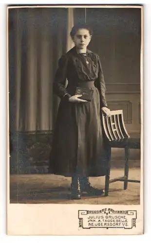 Fotografie Julius Grusche, Neugersdorf i. S., sächsisches Mädchen im dunklen Kleid mit Bibel, Konfirmation