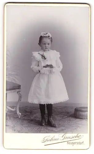 Fotografie Julius Grusche, Neugersdorf i. S., niedliches kleines Mädchen schaut schüchtern, Erstkommunion