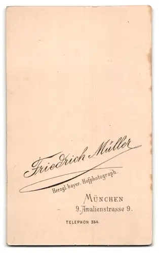 Fotografie F. Müller, München, junges Ehepaar im schwarzen Brautkleid und Anzug mit Brautstrauss