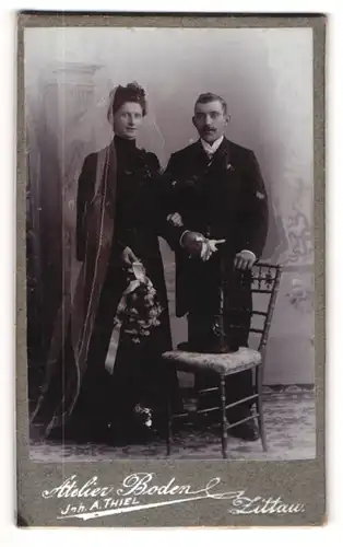 Fotografie Atelier Boden, Zittau, sächsisches Brautpaar im schwarzen Brautkleid und im Anzug