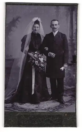Fotografie Louis Schindhelm, Ebersbach i. S., sächsisches Brautpaar im schwarzen Hochzeitskleid und Anzug