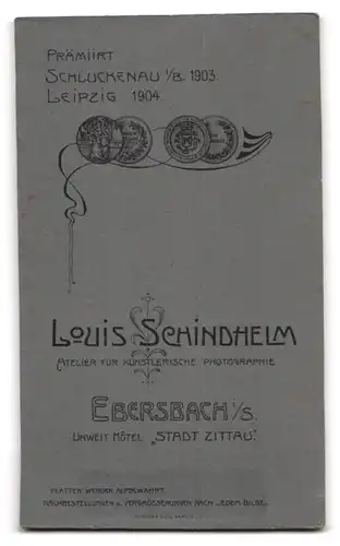 Fotografie Louis Schindhelm, Ebersbach i. S., sächsisches Brautpaar im schwarzen Hochzeitskleid und Anzug