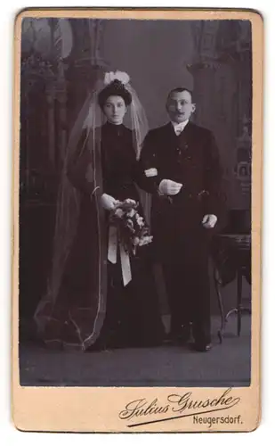 Fotografie Julius Grusche, Neugersdorf, sächsiches Brautpaar im schwarzen Hochzeitskleid und Anzug