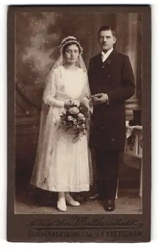 Fotografie M. Walther, Seifhennersdorf, älteres Brautpaar aus Sachsen im Hochzeitskleid und Anzug