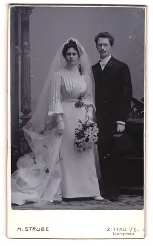 Fotografie H. Strube, Zittau i. S., Ehepaar im Hochzeitskleid und Anzug mit Zylinder