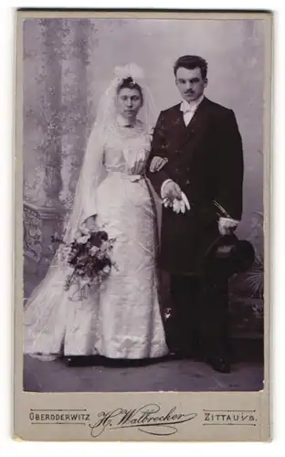 Fotografie H. WAllbrecker, Zittau i. S., Eheleute im Hochzeitskleid und im Anzug mit Zylonder