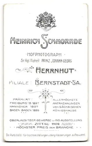 Fotografie Heinrich Schmorrde, Herrnhut, Braut im schwarzen Brautkleid und im Anzug mit Brautstrauss