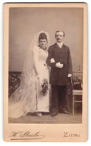 Fotografie H. Strube, Zittau, frisch vermähltes Ehepaar im Hochzeitskleid und Anzug