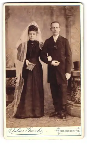 Fotografie Julius Grusche, Neugersdorf i. S., junge Eheleute im schwarzen Brautkleid und Anzuzg zur Hochzeit