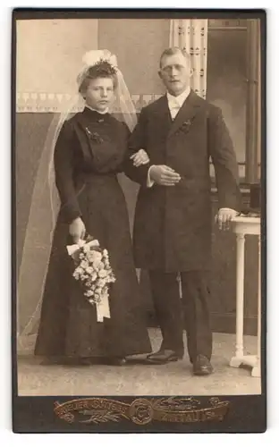 Fotografie Atelier Güttges, Zittau i. S., sächsisches Brautpaar im schwarzen Hochzeitskleid und Anzug