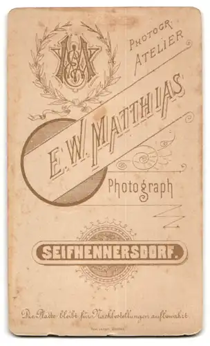 Fotografie E. W. Matthias, Seifhennersdorf, Ehepaar am Hochzeitstag im schwarzen Brautkleid und Anzug