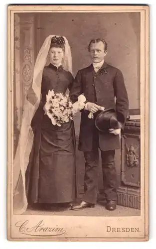 Fotografie C. Arazim, Dresden, Braut Anna Büttner am Hochzeitstag im schwarzen Brautkleid nebst ihrem Mann im Anzug
