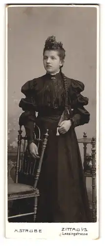 Fotografie H. Strube, Zittau i. S., junges Mädchen im schwarzen Kleid mit langem geflochtenem Zopf