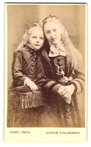 Fotografie Stuart, Glasgow, zwei blonde schottische Mädchen in Kleidern mit offenen Haaren
