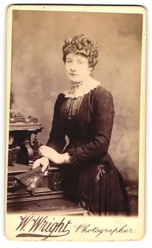Fotografie W. Wright, London, junge Engländerin im dunklen Kleid mit Locken und Perlenkette