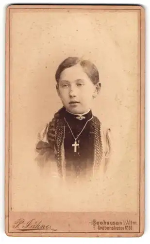 Fotografie P. Jähne, Seehausen i. Altm., junges Mädchen im Kleid mit geflochtenem Zopf und Kruzifix