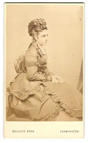 Fotografie Bullock Bros., Leamington, hübsche junge Engländerin im Kleid mit geflochtenen Haaren, braided Hair